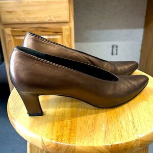Stewart Weitzman Vintage Bronze Heels size 9.5AAAA- 2.5” heels -great condition!